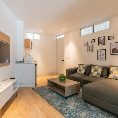Stylish Quiet Studio, Smart Tv, Six Flags 1K